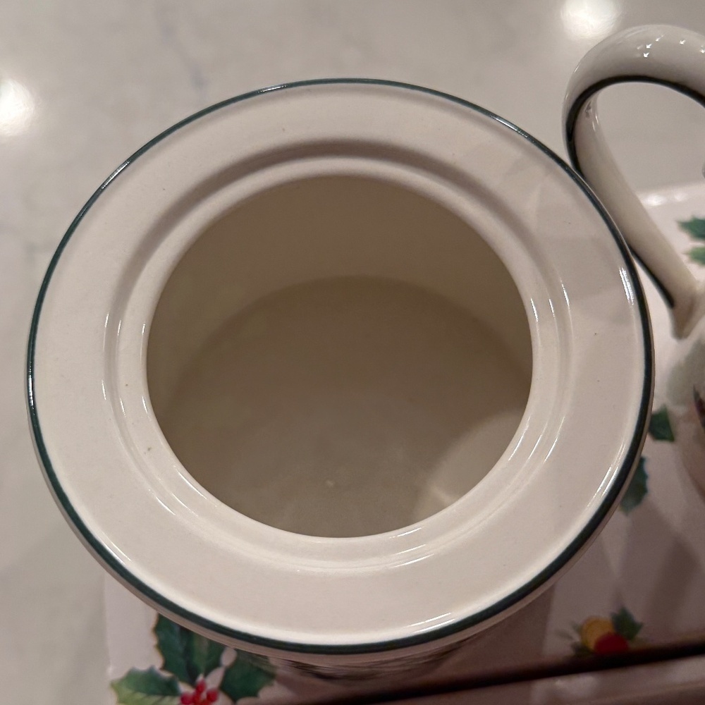 Mikasa Christmas Sugar Bowl and Creamer EUC - Picture 7 of 10